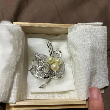 나뭇잎 디자인 브로치 펄 장식