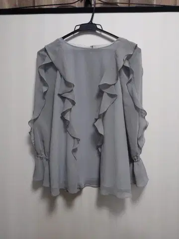 프릴 달린 더스티 블루 7부 소매 블라우스