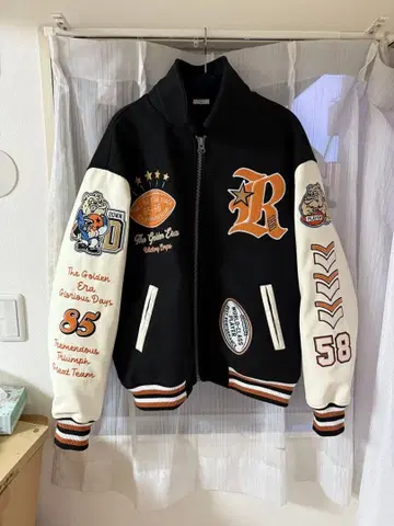 자수 블랙 화이트 바시티 자켓 컬러 블록 디자인의 Nautica 자켓.