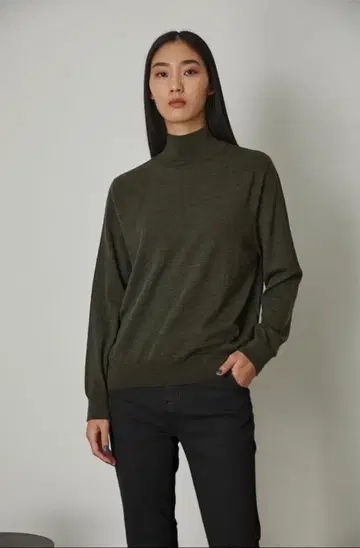 올리브 그린 터틀넥 스웨터