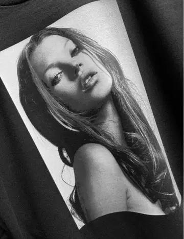 케이트 모스 Kate Moss 모델 포즈 트레이닝복 맨투맨