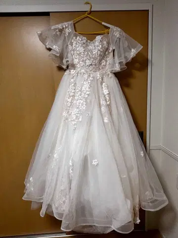 화이트 플라워 자수 웨딩 드레스