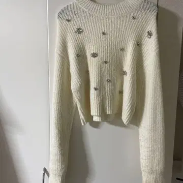 LILIAN CARAT 아이보리 비쥬 장식 크롭 니트