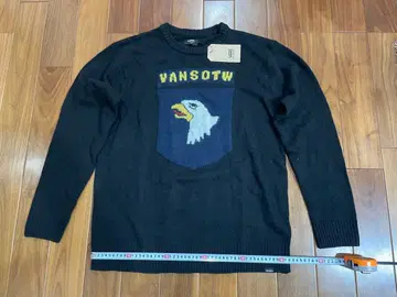 VANS 이글 자수 블랙 니트 스웨터