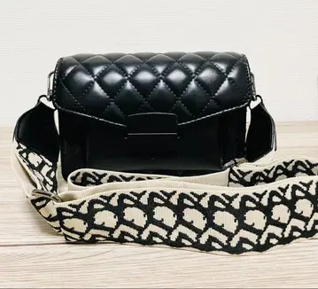 블랙 퀼팅 숄더백