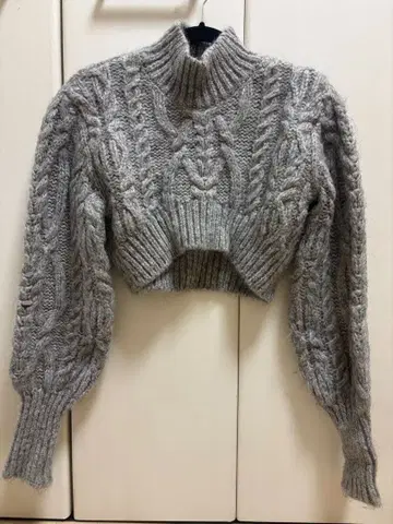 ZARA 그레이 케이블 니트 크롭 스웨터