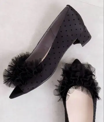 artemis by DIANA 도트 튤 프릴 오픈토 펌프스