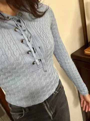 스카이블루 레이스업 니트 스웨터 긴팔