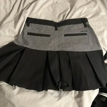 블랙과 그레이 플리츠 미니스커트