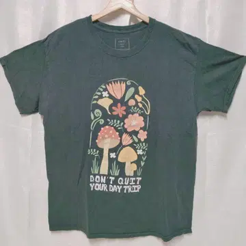 Rue21 꽃과 버섯 블랙 T셔츠