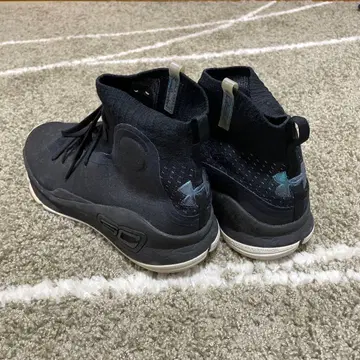 언더아머 블랙 하이컷 스니커즈