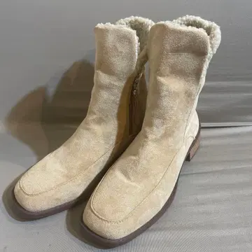 베이지 스웨이드 퍼 부츠