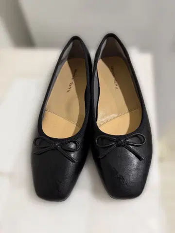 리본 포함 블랙 플랫슈즈