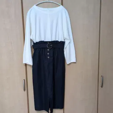 허리 벨트 포함 무릎 기장 원피스