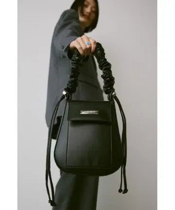 블랙 숄더백 프릴 핸들 포함