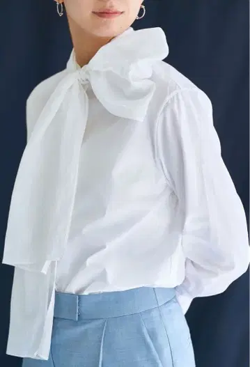 [ 새상품 ] 투모로우랜드 화이트 리본 포함 긴팔 셔츠 택 포함