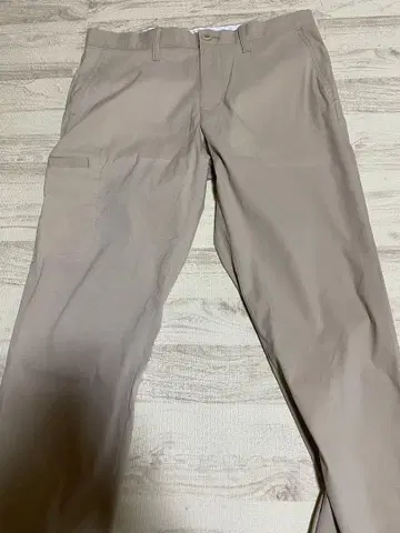 [ TravisMathew ] 베이지 프론트 버튼 팬츠