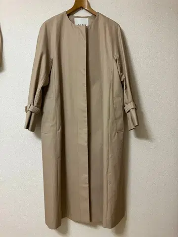 베이지 롱 코트 소매 벨트 포함