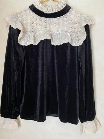 블랙 벨벳 긴팔 셔츠 레이스 프릴 포함