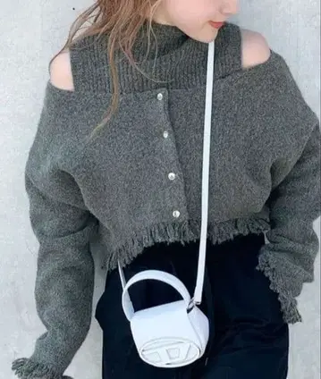 미사용 새상품 그레이 하이넥 x 프린지 오프숄더 니트 가디건 M