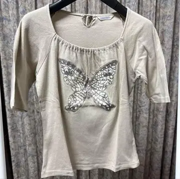 [ 새상품급 ] L'EST ROSE 베이지 나비 프린트 티셔츠 M