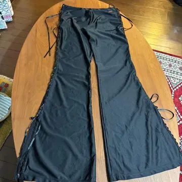 사이드 리본 포함 블랙 플레어 팬츠