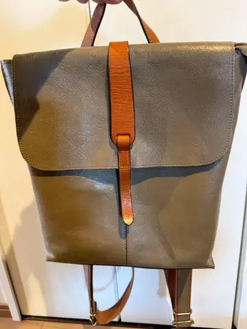 중고 올리브 그린 가죽 백팩