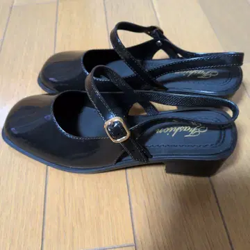 블랙 스트랩 낮은 힐 펌프스