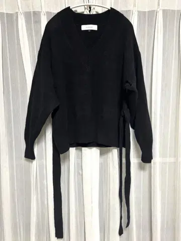 르쉘블루 캐시미어 혼방 사이드 리본 v넥 니트 블랙