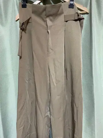 디니테코리에 베이지 계열 팬츠 F