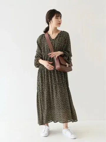 블랙과 오렌지 도트 무늬 긴팔 원피스