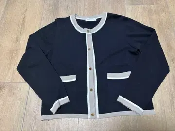 버튼 달린 가디건 블랙