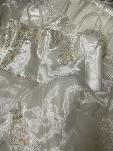 웨딩 드레스 비즈 자수 프릴 포함