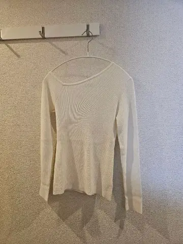 [새상품급] 비대칭 데콜테 리브 니트 FRAY I.D