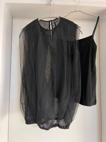 Spick & Span 블랙 메쉬 슬리브리스