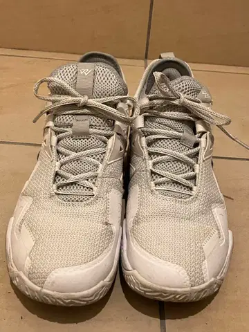 화이트 메쉬 스니커즈