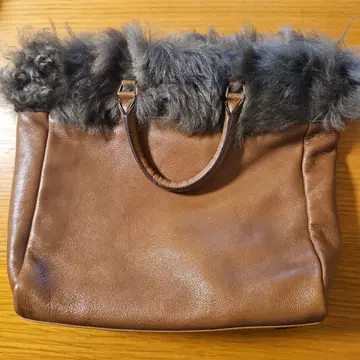 브라운 가죽과 퍼 핸드백