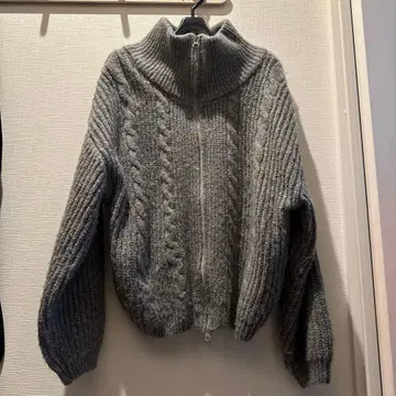그레이 케이블 니트 하이넥 스웨터