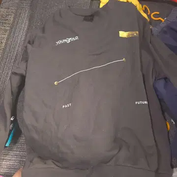 YOUNGOLD 그래픽 T셔츠 블랙