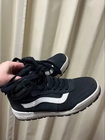 Vans 블랙 하이컷 스니커즈