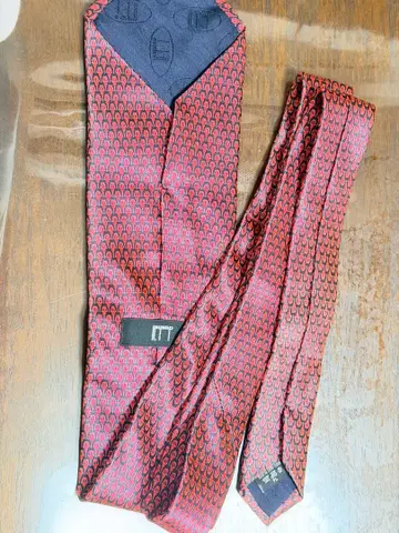 기하학 패턴의 빨간색과 블랙 실크 넥타이 2