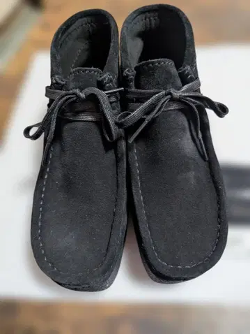 Clarks 블랙 스웨이드 왈라비 38