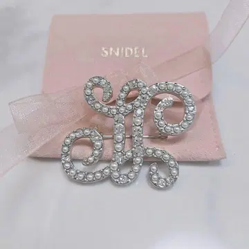 [ 새상품급 ] 오리지널 엠블럼 브랜드 로고 펄 브로치 SNIDEL
