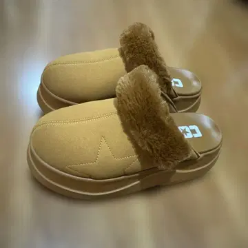 컨버스 퍼 달린 베이지 슬립온 샌들