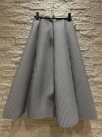 종이상자 소재 플레어 스커트 스트라이프