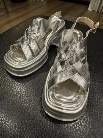 실버 크로스 디자인 샌들 통굽