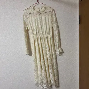 한 번밖에 입지 않았습니다. 입을 나이가 아니게 되어 판매합니다.