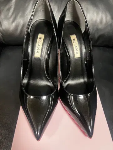 다이애나 에나멜 펌프스 23.5cm 블랙 에나멜 & 레드 밑창