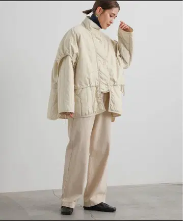 베이지 숏 기장 다운 자켓