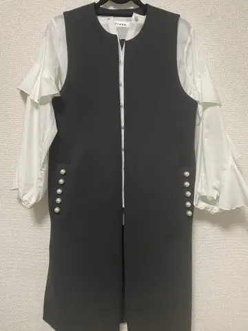 frene 펄 장식 포켓 롱 베스트 + 프릴 셔츠 + 도트 센터 프레스